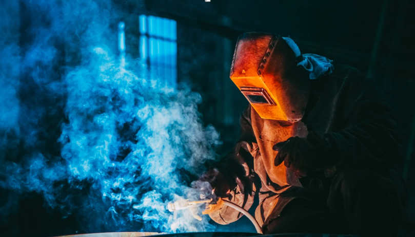 How Portable Smoke Extractors Help Maintain Cleaner Workspaces